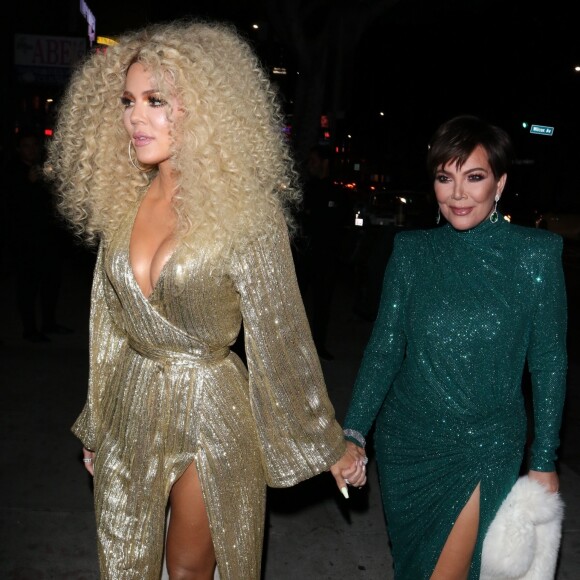 Kris Jenner et sa fille Khloe Kardashian arrivent main dans la main à l'anniversaire de Diana Ross (75 ans) au club Warwick à Hollywood, Los Angeles, le 26 mars 2019.