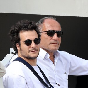 Amir Haddad (le bras gauche dans le plâtre après être tombé de scène pendant un concert à Aubagne) et son père René-Mikhael Haddad dans les tribunes des internationaux de tennis de Roland Garros à Paris, France, le 27 mai 2019. © Jacovides-Moreau/Bestimage