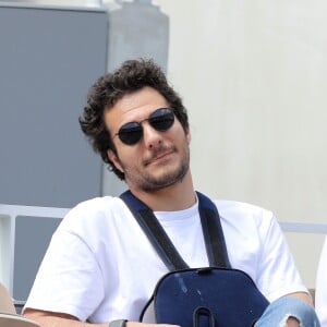Amir Haddad (le bras gauche dans le plâtre après être tombé de scène pendant un concert à Aubagne) dans les tribunes des internationaux de tennis de Roland Garros à Paris, France, le 27 mai 2019. © Jacovides-Moreau/Bestimage