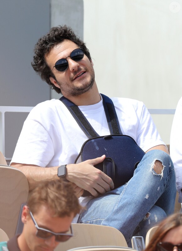 Amir Haddad (le bras gauche dans le plâtre après être tombé de scène pendant un concert à Aubagne) dans les tribunes des internationaux de tennis de Roland Garros à Paris, France, le 27 mai 2019. © Jacovides-Moreau/Bestimage