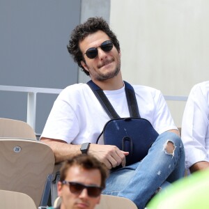 Amir Haddad (le bras gauche dans le plâtre après être tombé de scène pendant un concert à Aubagne) et son père René-Mikhael Haddad dans les tribunes des internationaux de tennis de Roland Garros à Paris, France, le 27 mai 2019. © Jacovides-Moreau/Bestimage