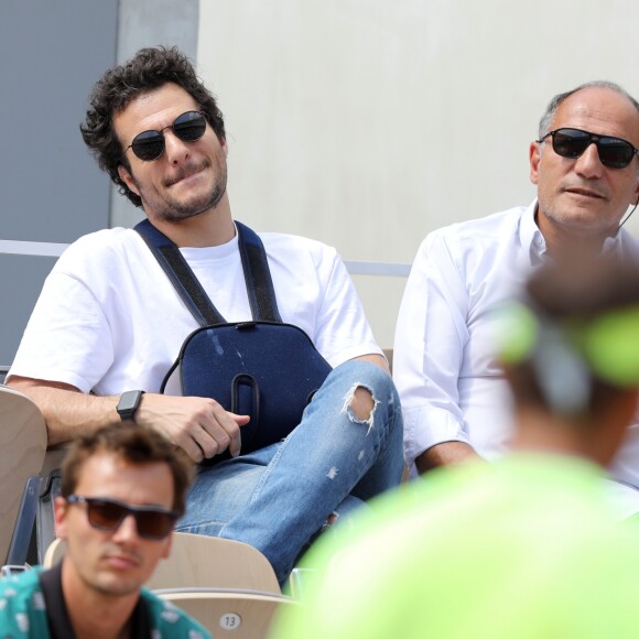 Amir Haddad (le bras gauche dans le plâtre après être tombé de scène pendant un concert à Aubagne) et son père René-Mikhael Haddad dans les tribunes des internationaux de tennis de Roland Garros à Paris, France, le 27 mai 2019. © Jacovides-Moreau/Bestimage