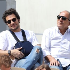 Amir Haddad (le bras gauche dans le plâtre après être tombé de scène pendant un concert à Aubagne) et son père René-Mikhael Haddad dans les tribunes des internationaux de tennis de Roland Garros à Paris, France, le 27 mai 2019. © Jacovides-Moreau/Bestimage