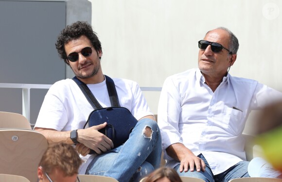 Amir Haddad (le bras gauche dans le plâtre après être tombé de scène pendant un concert à Aubagne) et son père René-Mikhael Haddad dans les tribunes des internationaux de tennis de Roland Garros à Paris, France, le 27 mai 2019. © Jacovides-Moreau/Bestimage