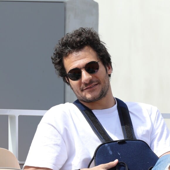 Amir Haddad (le bras gauche dans le plâtre après être tombé de scène pendant un concert à Aubagne) et son père René-Mikhael Haddad dans les tribunes des internationaux de tennis de Roland Garros à Paris, France, le 27 mai 2019. © Jacovides-Moreau/Bestimage