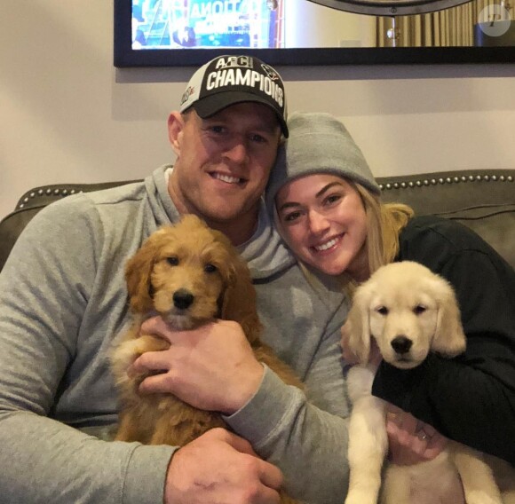 J. J. Watt des Houston Texans (NFL) a demandé en mariage sa compagne Kealia Ohai en mai 2019. Photo Instagram du 31 décembre 2018, avec leurs chiots Tex & Finley.