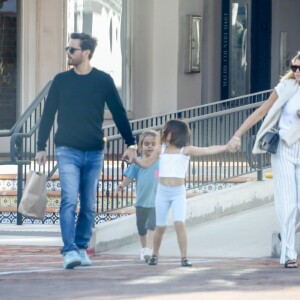 Exclusif - Scott Disick est allé déjeuner avec ses enfants Penelope et Reign ainsi que sa compagne Sofia Richie au restaurant Taverna Tony à Malibu. La petite Penelope s'est coupée les cheveux au carré! Le le 17 mai 2019  For germany call for price - Please hide children face prior publication Exclusive - Scott Disick takes Sofia Richie and the kids for lunch at Taverna Tony in Malibu and the kids seem to be enjoying their time! Penelope and Reign take turns swinging under Scott and Sofia. 17th may 201917/05/2019 - Los Angeles