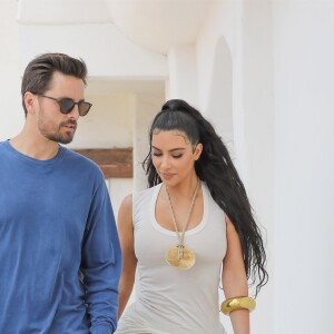 Exclusif - Les soeurs Kim et Khloe Kardashian sont rejointes par Scott Disick alors qu'elles font du shopping dans un magasin de jouets à Malibu. Les soeurs portent des robes ultra moulantes. Alors que Kim se la joue Cléopâtre, Khloe arbore une robe nude, le 3 mai 2019.  Exclusive - Germany call for price - Kim and Khloe Kardashian step out Friday afternoon in skintight maxi dresses and all attention is on the two sisters' famous curves. Scott Disick joins Kim and Kourtney as the trio hit up a Malibu toy store on may 3, 2019.03/05/2019 - Malibu