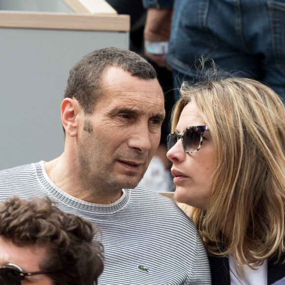 Zinedine Soualem et sa compagne Caroline Faindt dans les tribunes de Roland-Garros à Paris, le 29 mai 2019. © Jacovides-Moreau/Bestimage