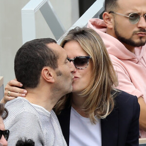 Zinedine Soualem et sa compagne Caroline Faindt dans les tribunes de Roland-Garros à Paris, le 29 mai 2019. © Jacovides-Moreau/Bestimage