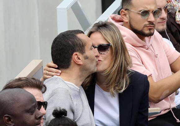 Zinedine Soualem et sa compagne Caroline Faindt dans les tribunes de Roland-Garros à Paris, le 29 mai 2019. © Jacovides-Moreau/Bestimage