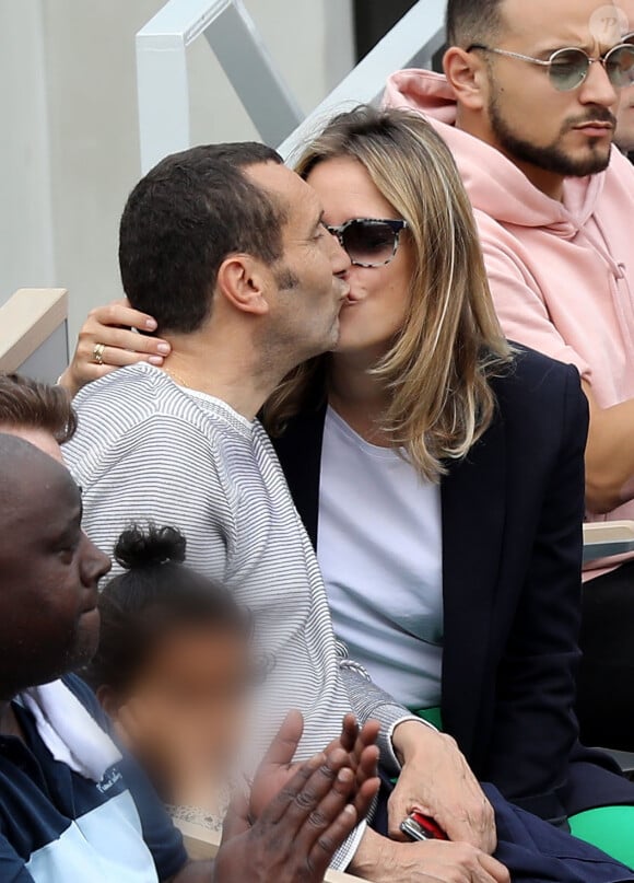 Zinedine Soualem et sa compagne Caroline Faindt dans les tribunes de Roland-Garros à Paris, le 29 mai 2019. © Jacovides-Moreau/Bestimage