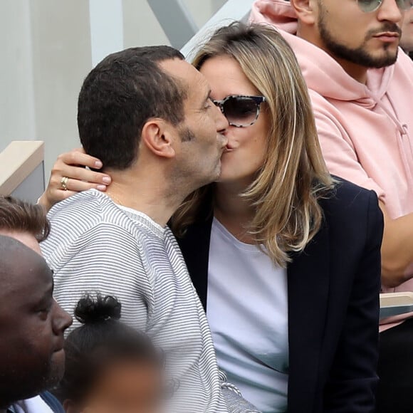 Zinedine Soualem et sa compagne Caroline Faindt dans les tribunes de Roland-Garros à Paris, le 29 mai 2019. © Jacovides-Moreau/Bestimage