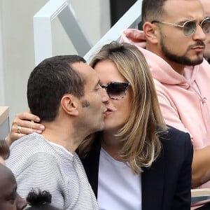 Zinedine Soualem et sa compagne Caroline Faindt dans les tribunes de Roland-Garros à Paris, le 29 mai 2019. © Jacovides-Moreau/Bestimage