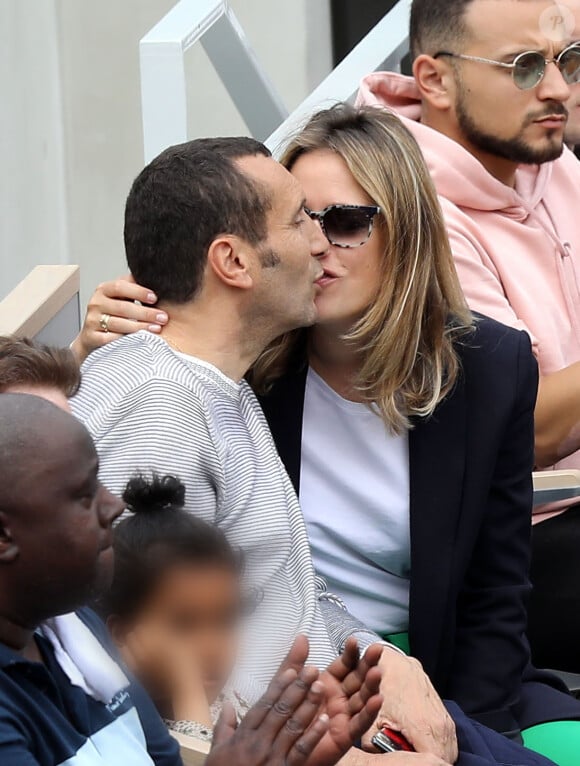 Zinedine Soualem et sa compagne Caroline Faindt dans les tribunes de Roland-Garros à Paris, le 29 mai 2019. © Jacovides-Moreau/Bestimage