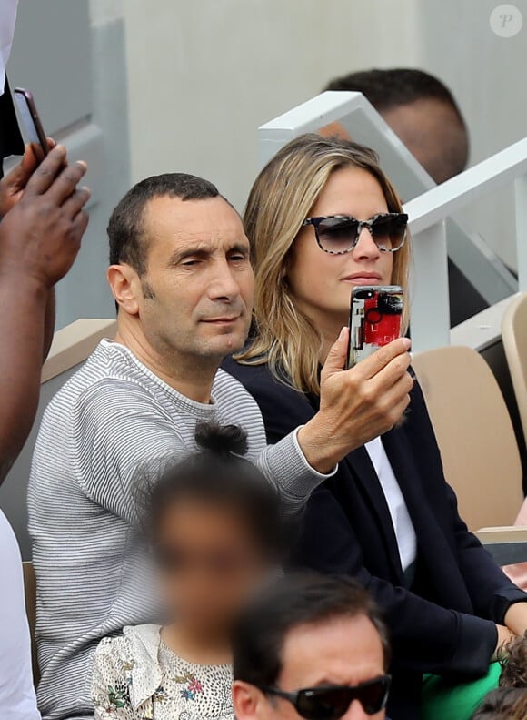 Zinedine Soualem et sa compagne Caroline Faindt dans les tribunes de Roland-Garros à Paris, le 29 mai 2019. © Jacovides-Moreau/Bestimage