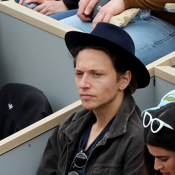 Le chanteur Raphaël (Raphaël Haroche) dans les tribunes de Roland-Garros à Paris, le 29 mai 2019. © Jacovides-Moreau/Bestimage