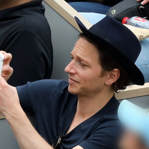 Le chanteur Raphaël (Raphaël Haroche) dans les tribunes de Roland-Garros à Paris, le 29 mai 2019. © Jacovides-Moreau/Bestimage