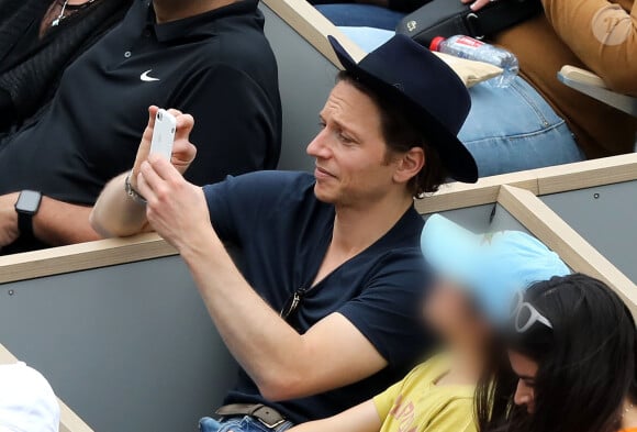 Le chanteur Raphaël (Raphaël Haroche) dans les tribunes de Roland-Garros à Paris, le 29 mai 2019. © Jacovides-Moreau/Bestimage