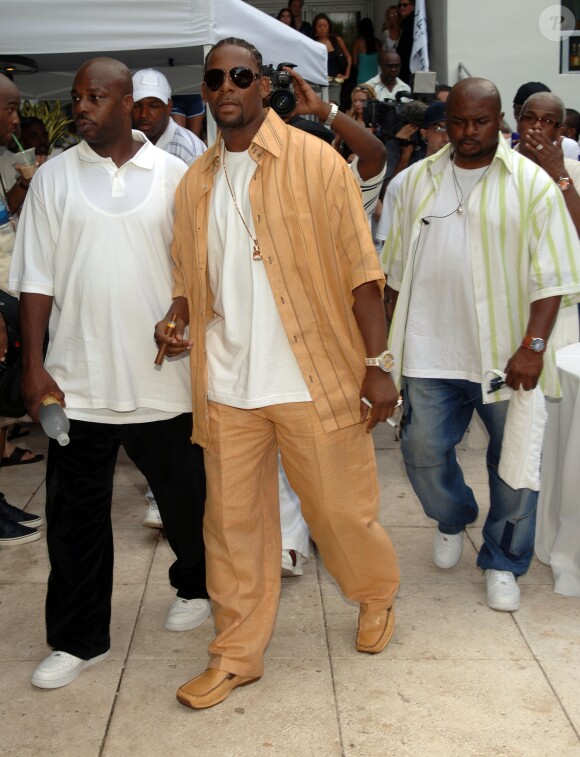 R. Kelly à la sortie de l'hôtel Sagamore à Miami, le 27 juillet 2005.
