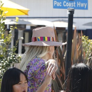Laeticia Hallyday et ses filles Jade et Joy au restaurant Gladstones pour déjeuner à Los Angeles, le 30 mars 2019.