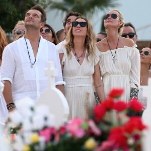 Laeticia Hallyday, Laura Smet et David Hallyday lors des obsèques de Johnny Hallyday au cimetière de Lorient à Saint-Barthélemy, le 11 décembre 2017.