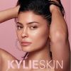 Kylie Jenner fait la promotion de sa marque de produits cutanés, Kylie Skin.