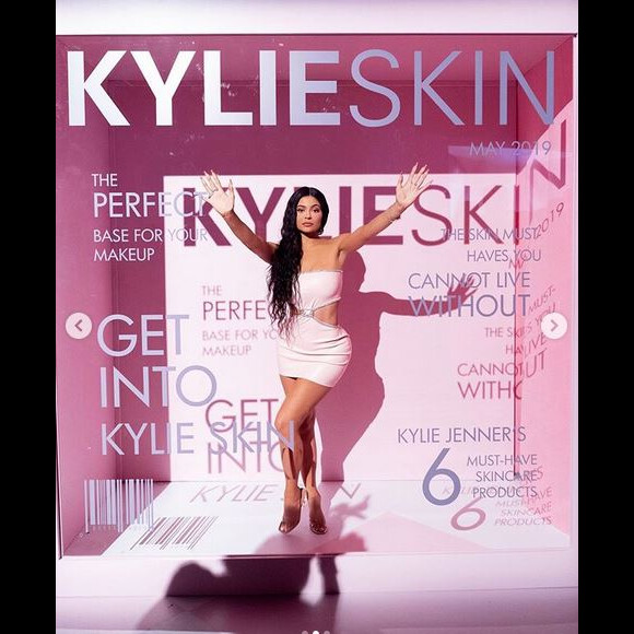 Kylie Jenner fait la promotion de sa marque de produits cutanés, Kylie Skin.