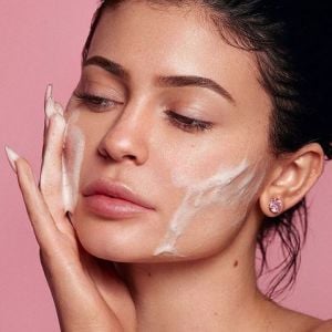 Kylie Jenner fait la promotion de sa marque de produits cutanés, Kylie Skin.