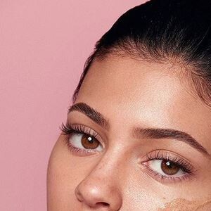 Kylie Jenner fait la promotion de sa marque de produits cutanés, Kylie Skin.