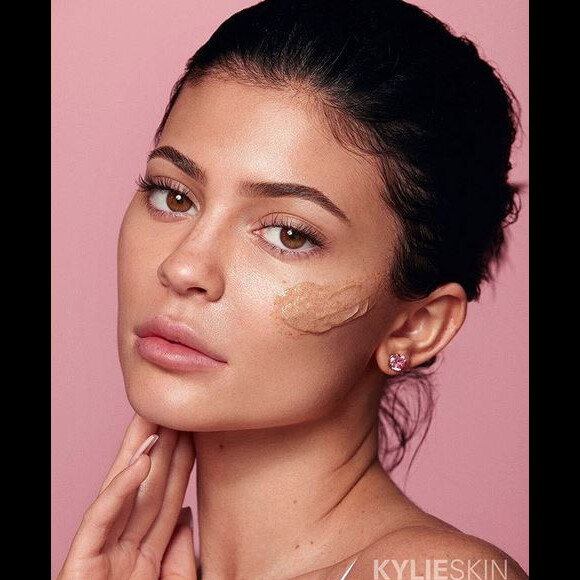 Kylie Jenner fait la promotion de sa marque de produits cutanés, Kylie Skin.