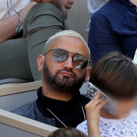 Cyril Hanouna et son fils Lino dans les tribunes lors des internationaux de tennis de Roland Garros à Paris, France, le 31 mai 2019. © Jacovides-Moreau/Bestimage