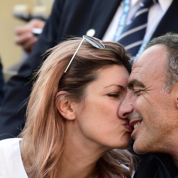 Nikos Aliagas et sa femme Tina dans les tribunes lors des internationaux de tennis de Roland Garros à Paris, France, le 31 mai 2019. © Jean-Baptiste Autissier/Panoramic/Bestimage