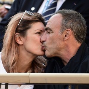 Nikos Aliagas et sa femme Tina dans les tribunes lors des internationaux de tennis de Roland Garros à Paris, France, le 31 mai 2019. © Jean-Baptiste Autissier/Panoramic/Bestimage