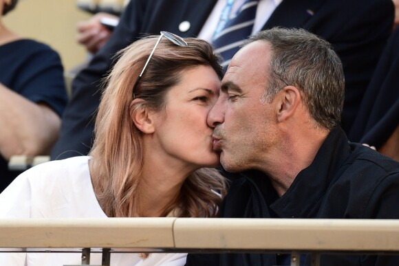 Nikos Aliagas et sa femme Tina dans les tribunes lors des internationaux de tennis de Roland Garros à Paris, France, le 31 mai 2019. © Jean-Baptiste Autissier/Panoramic/Bestimage