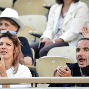 Nikos Aliagas et sa femme Tina dans les tribunes lors des internationaux de tennis de Roland Garros à Paris, France, le 31 mai 2019. © Jean-Baptiste Autissier/Panoramic/Bestimage