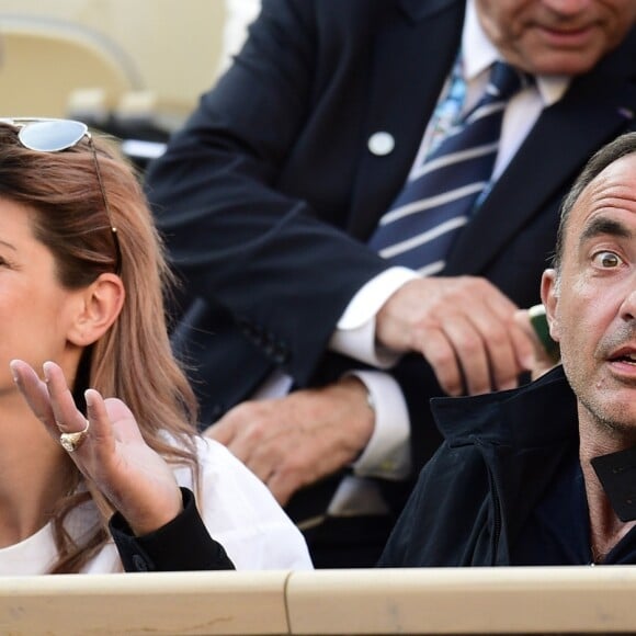 Nikos Aliagas et sa femme Tina dans les tribunes lors des internationaux de tennis de Roland Garros à Paris, France, le 31 mai 2019. © Jean-Baptiste Autissier/Panoramic/Bestimage