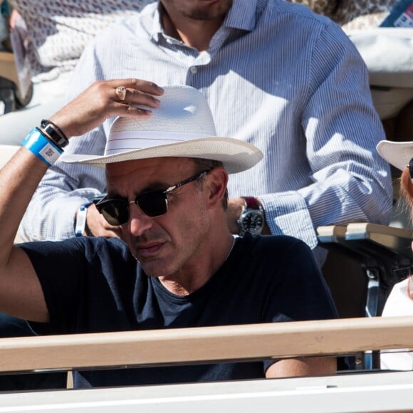 Nikos Aliagas et sa femme Tina dans les tribunes lors des internationaux de tennis de Roland Garros à Paris, France, le 31 mai 2019. © Jacovides-Moreau/Bestimage