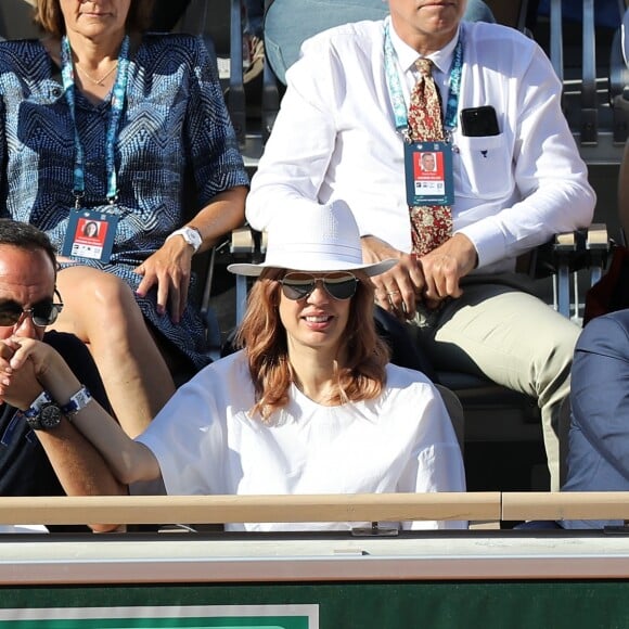 Nikos Aliagas et sa femme Tina dans les tribunes lors des internationaux de tennis de Roland Garros à Paris, France, le 31 mai 2019. © Jacovides-Moreau/Bestimage