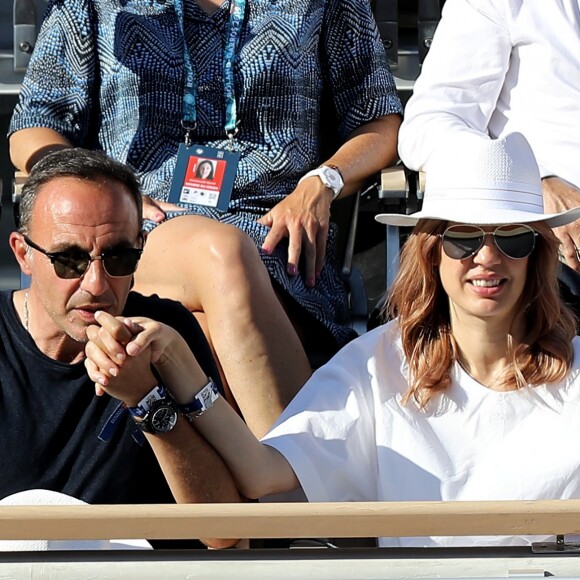 Nikos Aliagas et sa femme Tina dans les tribunes lors des internationaux de tennis de Roland Garros à Paris, France, le 31 mai 2019. © Jacovides-Moreau/Bestimage
