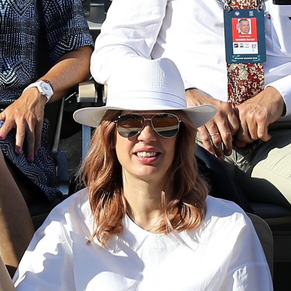 Nikos Aliagas et sa femme Tina dans les tribunes lors des internationaux de tennis de Roland Garros à Paris, France, le 31 mai 2019. © Jacovides-Moreau/Bestimage