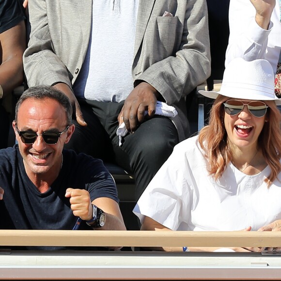 Nikos Aliagas et sa femme Tina dans les tribunes lors des internationaux de tennis de Roland Garros à Paris, France, le 31 mai 2019. © Jacovides-Moreau/Bestimage