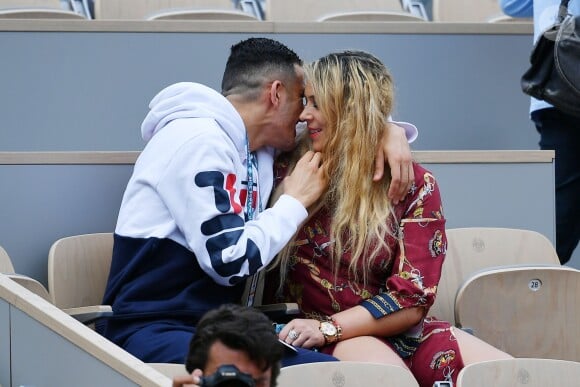 Exclusif - Marion Bartoli et son nouveau compagnon le joueur de football belge Yahya Boumediene s'embrassent dans les tribunes des Internationaux de France de Tennis de Roland Garros à Paris. 22 Mai 2019.