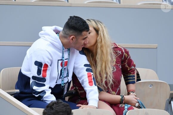 Exclusif - Marion Bartoli et son nouveau compagnon le joueur de football belge Yahya Boumediene s'embrassent dans les tribunes des Internationaux de France de Tennis de Roland Garros à Paris. 22 Mai 2019.