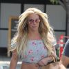 Britney Spears rayonnante et souriante en balade accompagnée de son garde du corps à Westlake, le 18 mai 2019