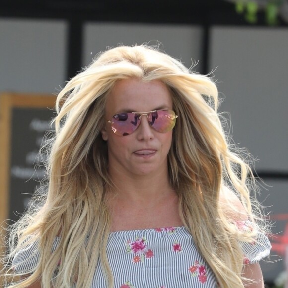 Britney Spears rayonnante et souriante en balade accompagnée de son garde du corps à Westlake, le 18 mai 2019