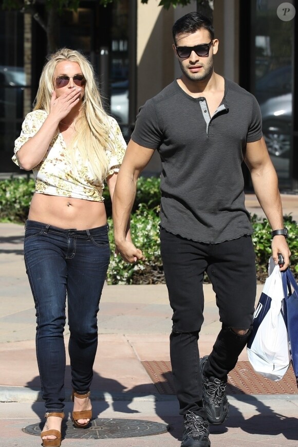 Britney Spears, souriante et rayonnante, se balade main dans la main avec son compagnon Sam Asghari à Camarillo en Californie. Le couple est allé faire du shopping chez GAP et est ensuite allé acheter de la nourriture à emporter dans un In-N-Out Burger. Britney est accompagnée de son garde du corps. Le 17 mai 2019