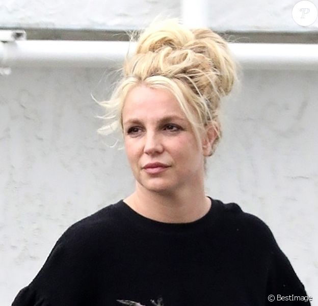 Britney Spears, qui semble en meilleure santé, est allée faire des UV à Thousand Oaks, Los Angeles, le 26 avril 2019.