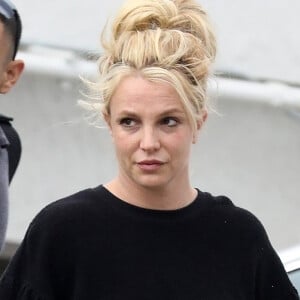 Britney Spears, qui semble en meilleure santé, est allée faire des UV à Thousand Oaks, Los Angeles, le 26 avril 2019. Britney a été internée près d'un mois pour "détresse émotionnelle". Selon la rumeur, la star serait encore très tourmentée par l'état de santé de son père et aurait encore des problèmes avec son traitement.