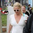 Britney Spears semble en meilleure forme que ces derniers jours à la sortie du magasin "Go Greek Yogurt" à Santa Monica, où elle est allée s'acheter une glace à emporter, accompagnée de son assistante et de son garde du corps.